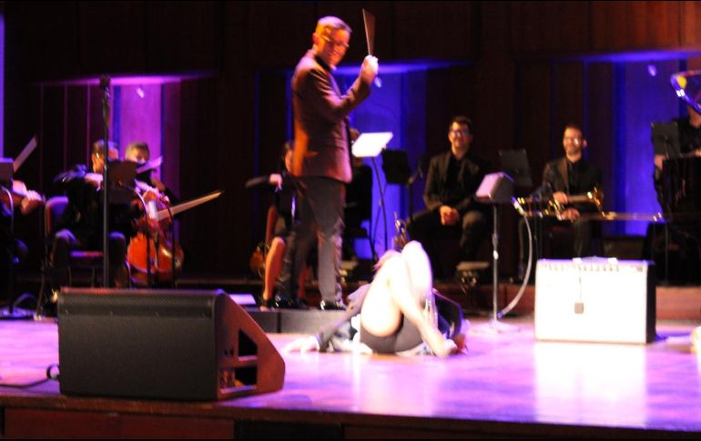 Alejandra Guzmán cae al suelo mientras se encontraba en el escenario EFE/ARCHIVO