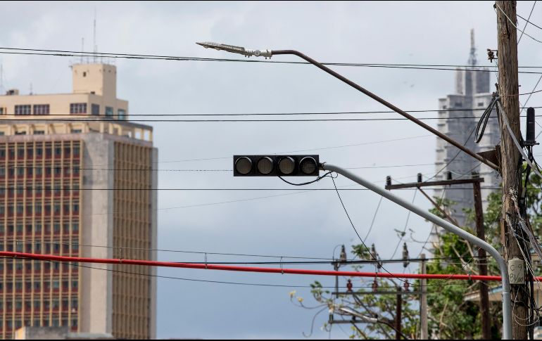 Fotografía de un semáforo sin energía tras el paso del huracán 