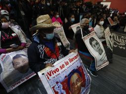 Familiares de estudiantes desaparecidos de Ayotzinapa asisten a una reunión de los miembros del Grupo Interdisciplinario de Expertos Independientes, en la Ciudad de México. EFE/M. Guzmán