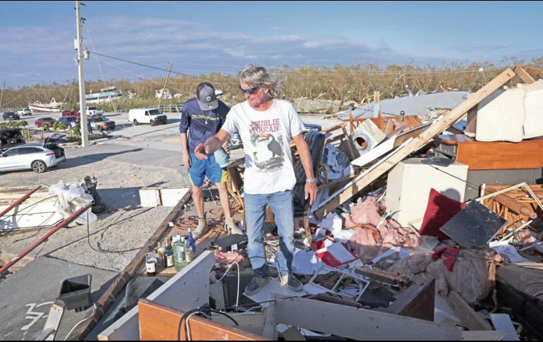 Habitantes de la costa oeste de Florida iniciaron las labores de limpieza de sus casas afectadas por el paso de “Ian”. AFP