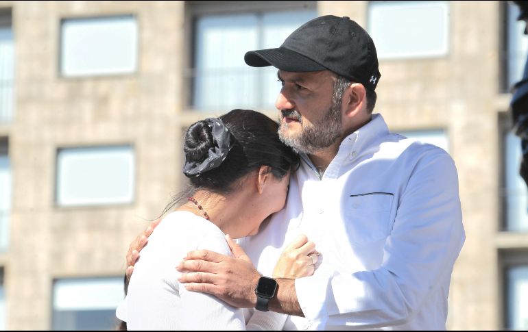 Magdalena Martín, mamá del alumno Miguel Soto, pidió ayuda para encontrarlo con vida. El rector Ricardo Villanueva estuvo cerca de la familia durante la manifestación.