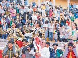 Javier Tapia “Calita”, Fermín Espinosa “Armillita IV” y Fermín Espinosa salieron en hombros del coso alteño. ESPECIAL/Casa Toreros