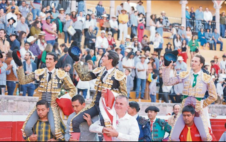 Javier Tapia “Calita”, Fermín Espinosa “Armillita IV” y Fermín Espinosa salieron en hombros del coso alteño. ESPECIAL/Casa Toreros