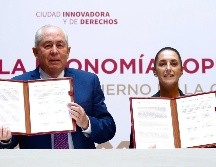 La jefa de Gobierno de la Ciudad de México, Claudia Sheinbaum Pardo, y el director general de Seguridad Alimentaria Mexicana, Leonel Cota Montaño. ESPECIAL