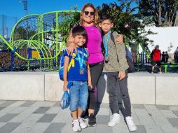 Ian y Kevin, de seis años, aprovecharon con su abuela Bertha las actividades del parque. EL INFORMADOR/R. Bobadilla