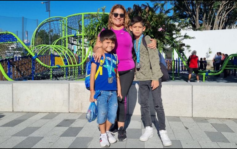 Ian y Kevin, de seis años, aprovecharon con su abuela Bertha las actividades del parque. EL INFORMADOR/R. Bobadilla