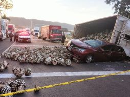 El auto se volcó en la carretera a Nogales a su cruce con la calle Paseo de los Fresnos. ESPECIAL