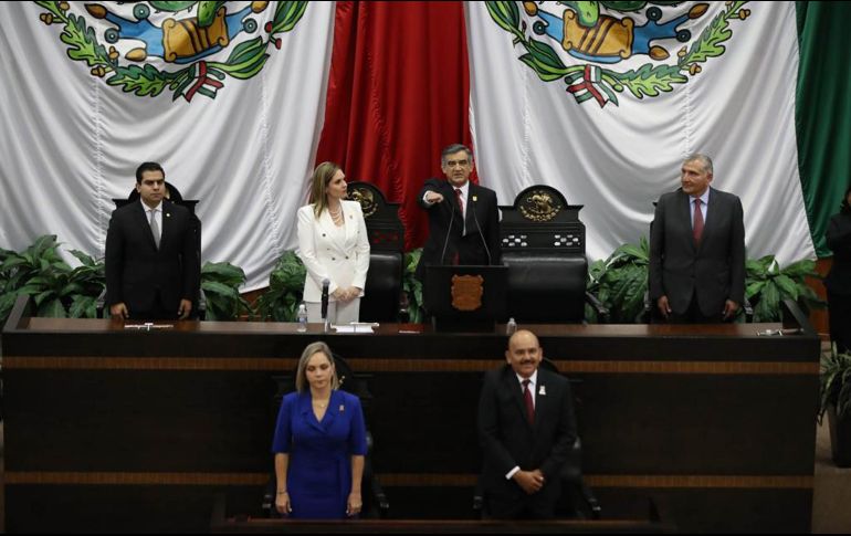 La diputada local del PRI, Alejandra Cárdenas, tomó la protesta de ley a Américo Villarreal, de 64 años, médico cardiólogo de profesión. SUN / V. Rosas