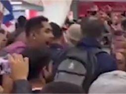 De manera sorpresiva un fanático lo toma de la mochila a Peláez para empujarlo e insultarlo. ESPECIAL