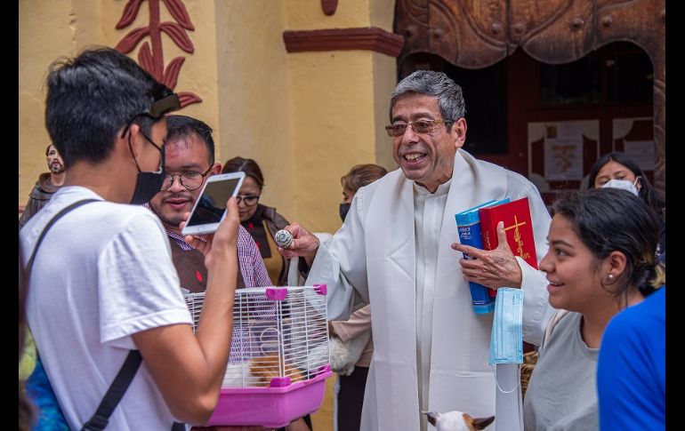 Las mascotas y sus dueños desde muy temprano se concentraron en el atrio del templo de San Francisco, donde les rociaron agua bendita. EFE/C. López