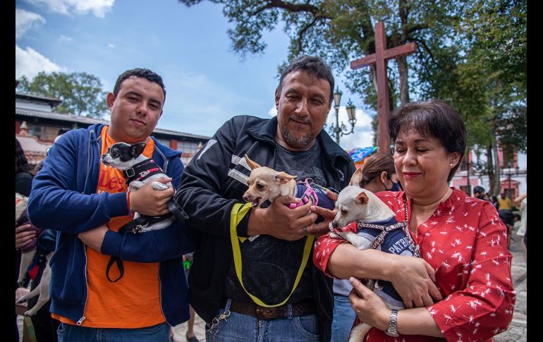 Las mascotas y sus dueños desde muy temprano se concentraron en el atrio del templo de San Francisco, donde les rociaron agua bendita. EFE/C. López
