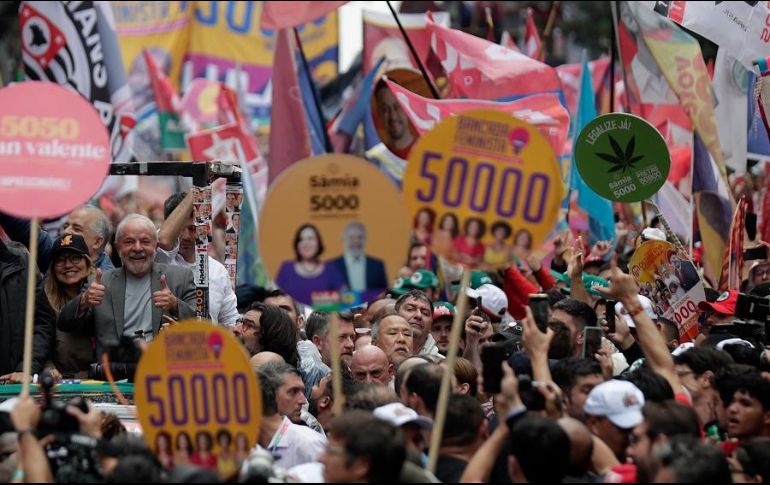 El expresidente de Brasil y actual candidato a la Presidencia, Luiz Inácio Lula da Silva, saluda a sus simpatizantes este sábado. EFE/F. Bizerra