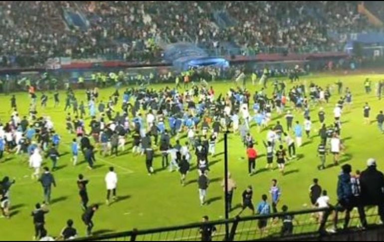 Varios videos han comenzado a circular en redes sociales, en los que se pueden apreciar el momento exacto en que los aficionados del equipo local invaden el terreno de juego. ESPECIAL