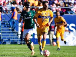 Rodrigo González (i), del Atlético de San Luis, disputa un balón con André-Pierre Gignac de Tigres. EFE/V. Cruz