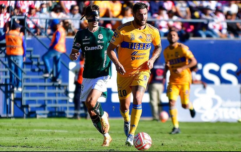 Rodrigo González (i), del Atlético de San Luis, disputa un balón con André-Pierre Gignac de Tigres. EFE/V. Cruz
