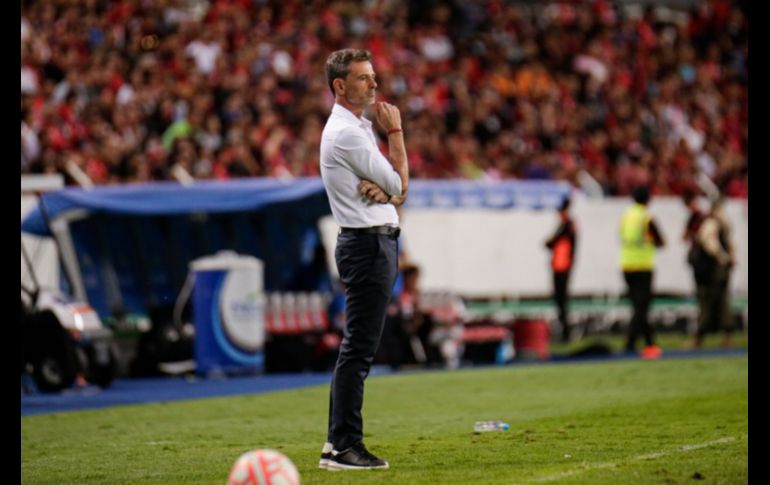 Diego Cocca miraba expectante la cancha, por momentos con la vista perdida, sabiendo lo que pasaría en cuanto Víctor Alfonso Cáceres decretara el final. EL INFORMADOR / C. Zepeda