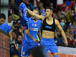 Luego de ese tanto Antuna no escatimó en la euforia que le imprimió a su festejo, pues se quitó la camiseta, la mostró a las gradas del Estadio Azteca y después besó el escudo de 