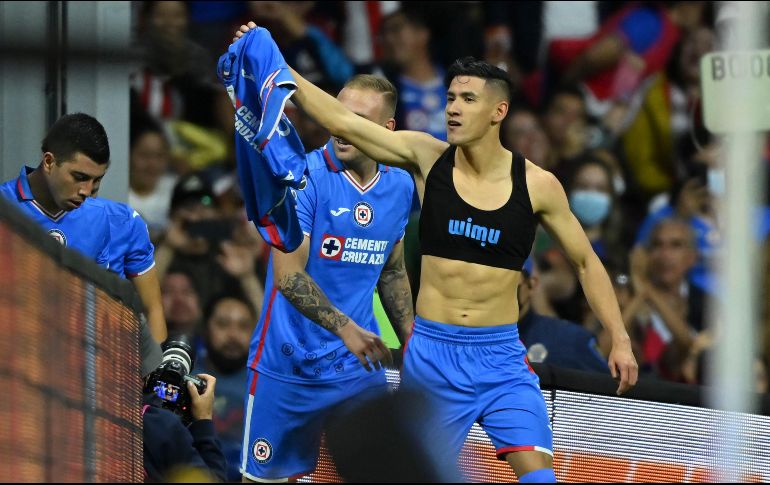 Luego de ese tanto Antuna no escatimó en la euforia que le imprimió a su festejo, pues se quitó la camiseta, la mostró a las gradas del Estadio Azteca y después besó el escudo de 
