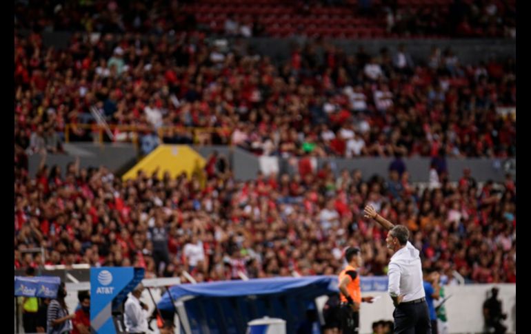 Para la afición rojinegra, lo más importante esta noche era poder despedir a Cocca.  EL INFORMADOR / C. Zepeda