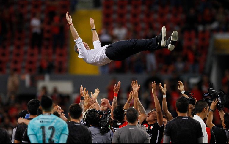 Con los aplausos de los jugadores, el respeto de la directiva y el reconocimiento y cariño de la afición rojinegra, ayer Diego Cocca dejó la dirección técnica del Atlas. EFE/F. Guasco