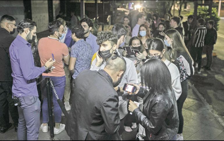 Al principio de la reactivación económica se tomaron estrictas medidas sanitarias para reabrir los bares. EL INFORMADOR/Archivo