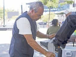 Don José López tiene 22 años ofreciendo el servicio de boleada en la Plaza Liberación. EL INFORMADOR/C. Zepeda