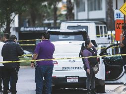 El fallecido tras el tiroteo quedó en el interior de un vehículo escolta; el hecho violento ocurrido en el Poniente de la ciudad generó una intensa movilización de cuerpos de seguridad que restringieron la circulación en la zona. EL INFORMADOR/ C. Zepeda