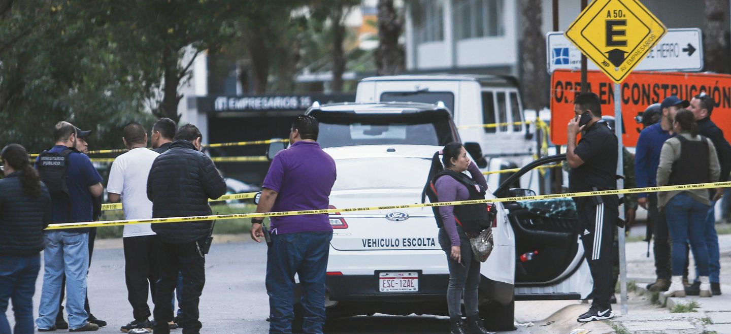 El fallecido tras el tiroteo quedó en el interior de un vehículo escolta; el hecho violento ocurrido en el Poniente de la ciudad generó una intensa movilización de cuerpos de seguridad que restringieron la circulación en la zona. EL INFORMADOR/ C. Zepeda