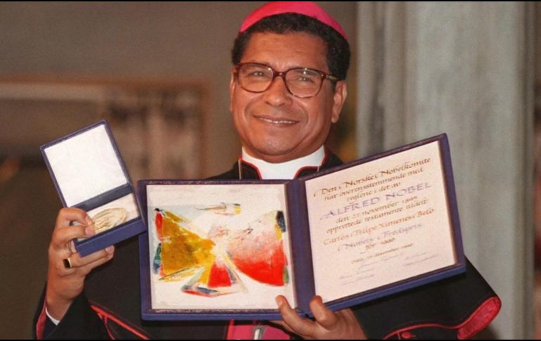 El obispo de Timor Oriental, Carlos Filipe Ximenes Belo, ganador del Premio Nobel de la Paz, muestra su certificado y su medalla durante una ceremonia de entrega en el ayuntamiento de Oslo, en 1996. AP Foto/ B. Sigurdsoen