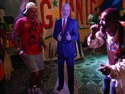 Ayer, el ex presidente Luiz Inácio Lula da Silva se impuso en la primera vuelta de las elecciones en Brasil. AFP / M. Pimentel