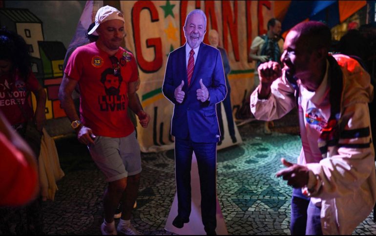 Ayer, el ex presidente Luiz Inácio Lula da Silva se impuso en la primera vuelta de las elecciones en Brasil. AFP / M. Pimentel