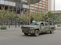 Luego del tiroteo del domingo pasado, que alertó a comerciantes y clientes de una plaza comercial ubicada en Zapopan, la presencia de elementos del Ejército y de otras corporaciones de seguridad se reforzó. EL INFORMADOR/ A. Navarro
