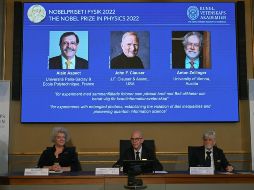 Los tres, quienes compartirán el premio de 10 millones de coronas suecas, recibirán el galardón de manos del rey Carlos XVI Gustavo en una ceremonia en Estocolmo el 10 de diciembre. AFP / J. Nackstrand