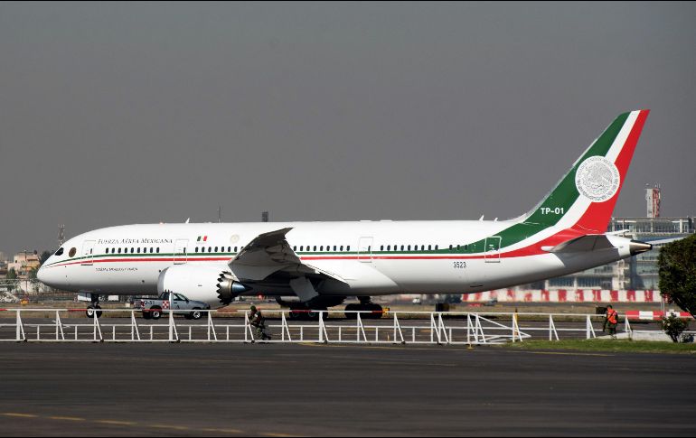 López Obrador confirma que la Seden) trabaja en la creación de una nueva aerolínea que brinde servicios de transporte de pasajeros y de carga con una flotilla de 10 aviones arrendados, entre ellos avión presidencial TP01. AFP / ARCHIVO
