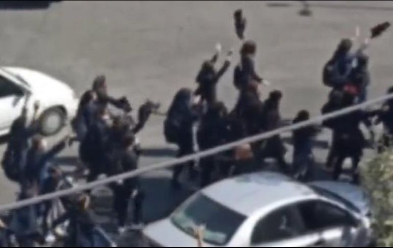 Estudiantes que protestaban caminaron por una calle principal en Karaj, una ciudad justo al oeste de Teherán, el martes. TWITTER/@1500tasvir