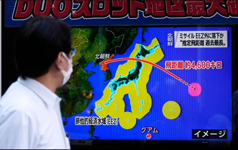 Un hombre se detiene a mirar una infografía sobre el lanzamiento de un misil balístico de Corea del Norte que sobrevoló territorio japonés, este martes en Tokio. EFE/K. Mayama