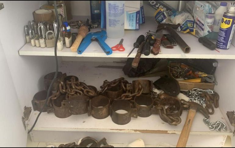 En el sitio se encontraron armas largas, cartuchos, cargadores y un chaleco táctico con logotipos de la Fiscalía. ESPECIAL