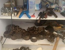 En el sitio se encontraron armas largas, cartuchos, cargadores y un chaleco táctico con logotipos de la Fiscalía. ESPECIAL