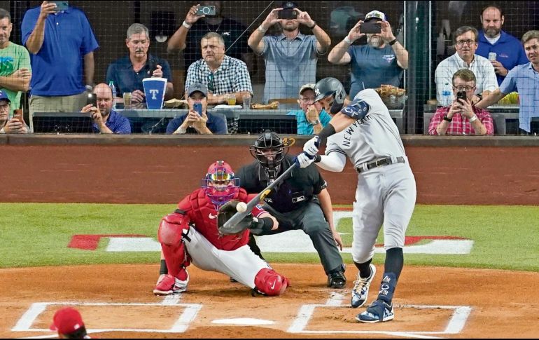 Aaron Judge superó con este batazo la marca de Roger Maris, aunque Nueva York cayó 3-2 frente a Texas. AP/T. Gutiérrez