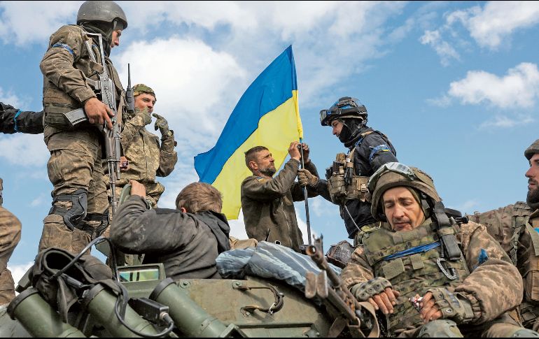 Soldados ucranianos celebran la recuperación de la ciudad Lyman, en la región de Donetsk. AFP