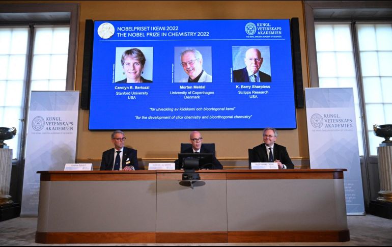 El trío compartirá la suma de 10 millones de coronas y recibirán el premio de manos del rey de Suecia en una ceremonia formal en Estocolmo el 10 de diciembre. AFP / J. Nackstrand
