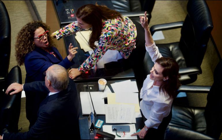 Lilly Téllez, en tribuna, llamó 