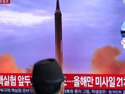 Un hombre en Seúl viendo las noticias del último lanzamiento de un misil norcoreano.