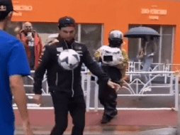 El tapatío y el holandes demostraron el talento que poseen para jugar futbol, pues se pusieron a dominar el balón con joven nipón jugando a que este no cayera al suelo. ESPECIAL