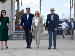 DeSantis y su esposa, Casey, recibieron a Joe y Jill Biden con breves apretones de manos a su llegada al puerto de pesca Fort Myers. AFP/O. Douliery