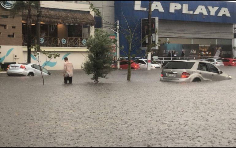 La Policía Vial recomienda tomar rutas alternas ante la inundación en avenida Patria, al cruce con Beethoven. ESPECIAL