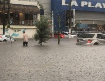 La Policía Vial recomienda tomar rutas alternas ante la inundación en avenida Patria, al cruce con Beethoven. ESPECIAL