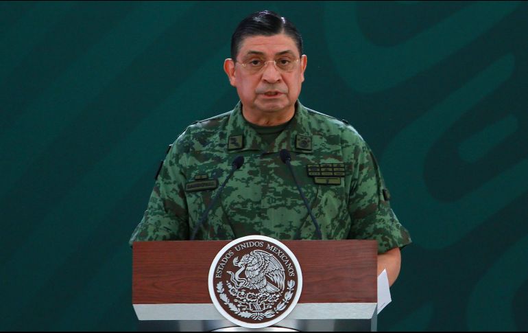 Detallan que Luis Cresencio Sandoval, extitular de la Sedena, recibió piernas de jamón serrano, figuras de bronce, plumas, botellas de vino y tequila, y canastas. NTX/ARCHIVO