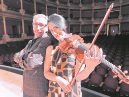 José Luis Castillo, director de la OFJ, y la violinista Shari Mason posan desde el Teatro Degollado. EL INFORMADOR/ A. Camacho