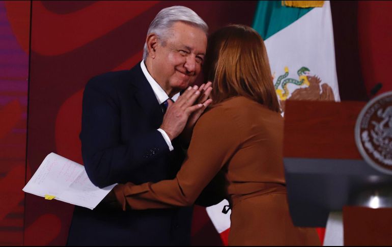 Tatiana Clouthier anuncia ante López Obrador que deja la Secretaría de Economía. SUN / B. Fregoso